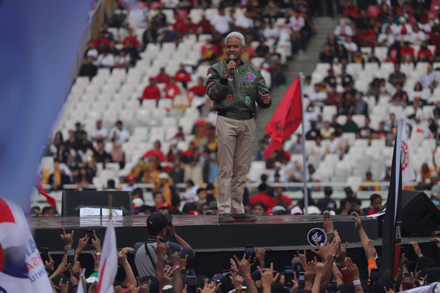Capres Ganjar Pranowo menyampaikan pidato pada kampanye Konser Salam Metal di GBK, Sabtu (3/2/2024). Foto: Jamal Ramadhan/kumparan