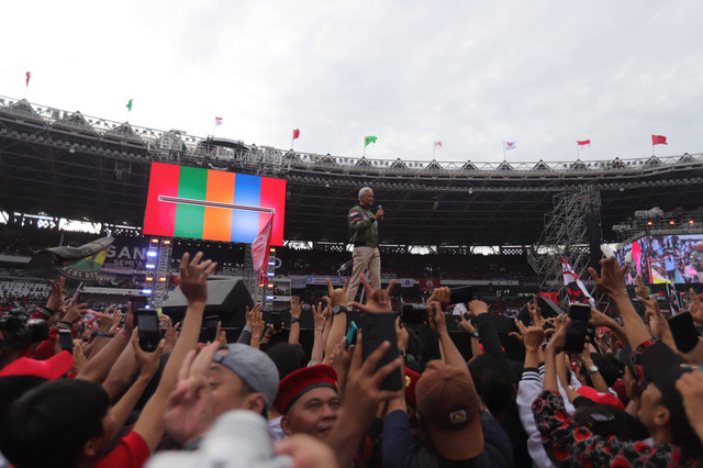 Capres Ganjar Pranowo menyampaikan pidato pada kampanye Konser Salam Metal di GBK, Sabtu (3/2/2024). Foto: Jamal Ramadhan/kumparan