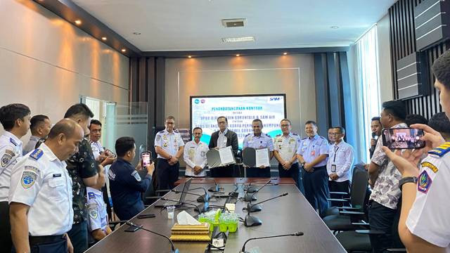 Kegiatan Penandatanganan Kontrak Subsidi Angkutan Udara Perintis Penumpang 9 Rute Tahun Anggaran 2024 yang berlangsung di ruang rapat Lantai 2 BLU UPBU Djalaludin Gorontalo.