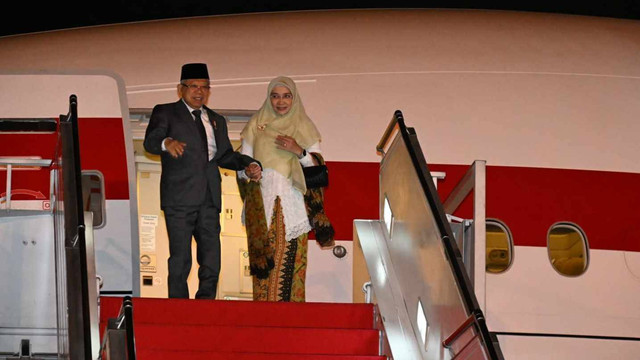 Wakil Presiden Ma'ruf Amin bersrta Ibu Wury Ma'ruf Amin dan rombongan terbatas melakukan kunjungan kerja ke Abud Dhabi, 
Persatuan Emirat Arab (PEA), Sabtu (03/02/2024) malam.
 Foto:  BPMI - Setwapres