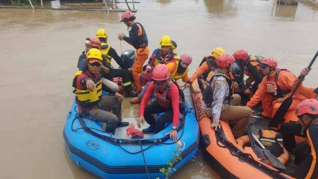 Tim Pencarian dan Pertolongan atau SAR Banten melakukan penyisiran di sekitar aliran air di Ciwandan Kota Cilegon akibat terseret arus banjir. Foto: ANTARA/HO-Basarnas