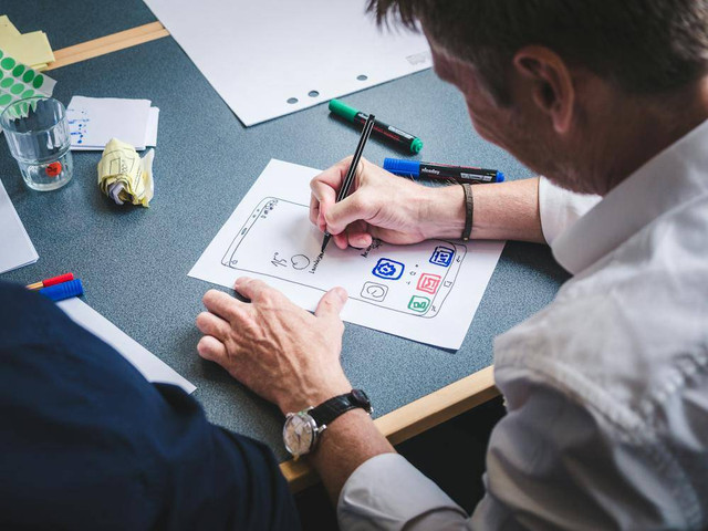 Ilustrasi contoh design thinking dalam kehidupan sehari-hari - Sumber: pexels.com/@fabianwiktor/