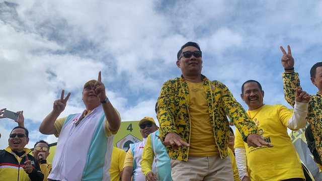 Ketua Umum Partai Golkar Airlangga Hartarto, Waketum Ridwan Kamil, dan Ketua DPD Golkar Jabar Ace Hasan Syadzily di acara kampanye akbar Partai Golkar di Cikarang, Minggu (4/2/2024). Foto: Luthfi Humam/kumparan