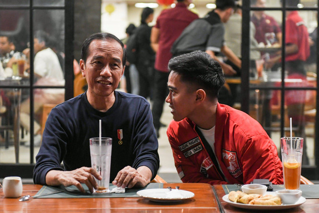 Presiden Joko Widodo melakukan pertemuan dengan Ketua Umum Partai Solidaritas Indonesia (PSI) Kaesang Pangarep di kawasan Jalan Braga, Bandung, Jawa Barat, Sabtu (3/1/2024). Foto: ANTARA FOTO/Hafidz Mubarak A