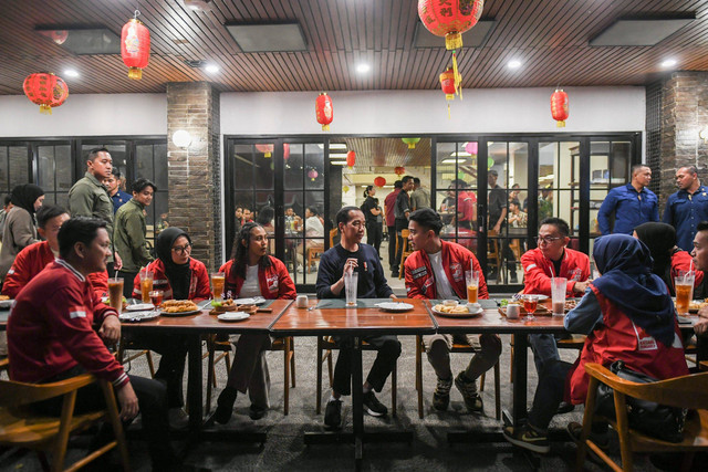 Presiden Joko Widodo melakukan pertemuan dengan Ketua Umum Partai Solidaritas Indonesia (PSI) Kaesang Pangarep di kawasan Jalan Braga, Bandung, Jawa Barat, Sabtu (3/1/2024). Foto: ANTARA FOTO/Hafidz Mubarak A