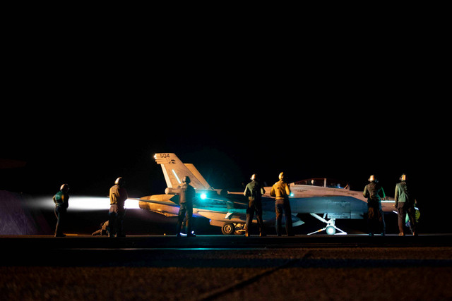 Sebuah jet tempur diluncurkan dari kapal induk Angkatan Laut AS USS Dwight D. Eisenhower selama serangan terhadap apa yang oleh militer AS digambarkan sebagai sasaran militer Houthi di Yaman, Sabtu (3/2/2024). Foto: Angkatan Laut AS/via REUTERS