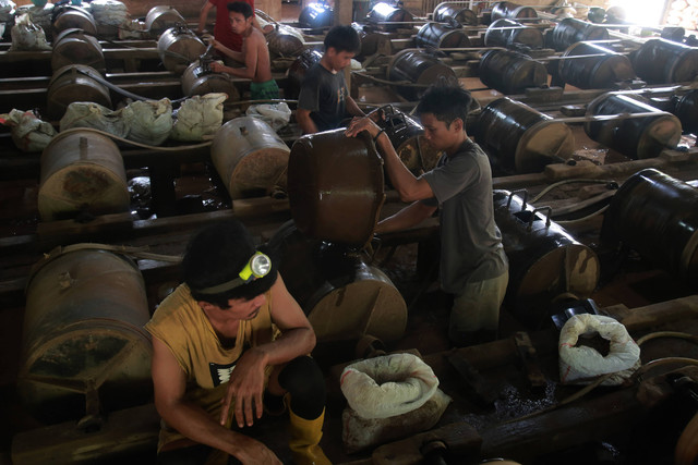 Sejumlah pekerja tambang mengisi air ke dalam tromol saat proses pengolahan emas di lokasi Pertambangan Rakyat, Desa Anggai, Pulau Obi, Kabupaten Halmahera Selatan, Maluku Utara, Minggu (4/2/2024). Foto: Andri Saputra/Antara Foto
