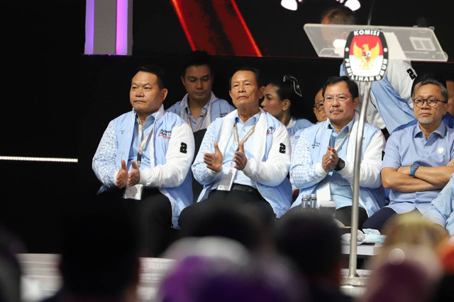 Jenderal (Purn) TNI Dudung Abduracman, Jenderal (Purn) Sutarman, dan Letjen (Purn) TNI Terawan Agus Putranto menghadiri Debat Kelima Pilpres 2024 di Jakarta Convention Centre (JCC), Jakarta, Minggu (4/2/2024). Foto: Iqbal Firdaus/kumparan