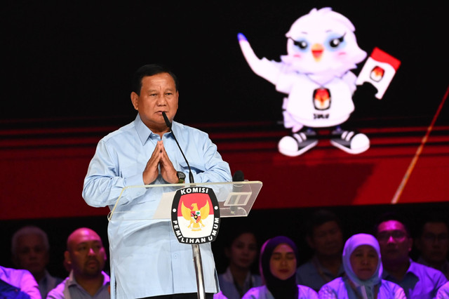 Capres nomor urut 02 Prabowo Subianto menyampaikan gagasannya saat Debat Kelima Pilpres 2024 di Jakarta Convention Centre (JCC), Jakarta, Minggu (4/2/2024). Foto: Aditya Pradana Putra/ANTARA FOTO