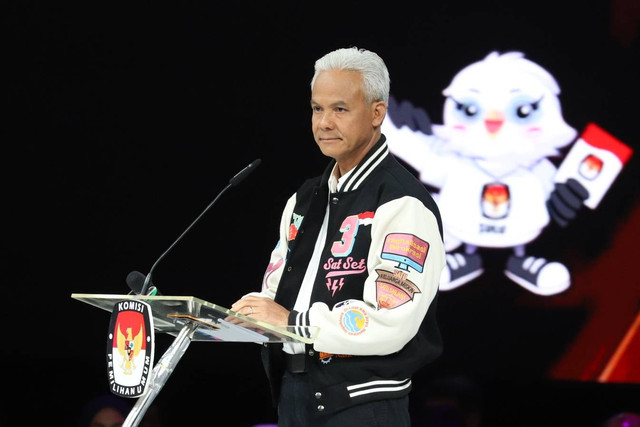 Capres nomor urut 03 Ganjar Pranowo menyampaikan gagasannya saat Debat Kelima Pilpres 2024 di Jakarta Convention Centre (JCC), Jakarta, Minggu (4/2/2024). Foto: Iqbal Firdaus/kumparan