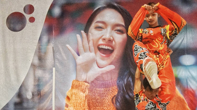 Dua orang pemain barongsai yang berlatih untuk persiapan tampil mengjibur pengunjung menjelang imlek  di salah satu mal Palembang, Minggu (4/2) Foto: ary priyanto/urban id