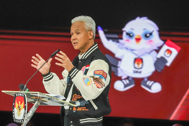 Capres nomor urut 03 Ganjar Pranowo menyampaikan gagasannya saat Debat Kelima Pilpres 2024 di Jakarta Convention Centre (JCC), Jakarta, Minggu (4/2/2024). Foto: Iqbal Firdaus/kumparan