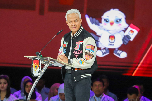 Capres nomor urut 03 Ganjar Pranowo menyampaikan gagasannya saat Debat Kelima Pilpres 2024 di Jakarta Convention Centre (JCC), Jakarta, Minggu (4/2/2024). Foto: Iqbal Firdaus/kumparan