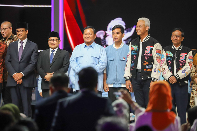 Suasana saat pasangan Capres dan Cawapres foto bersama di Debat Kelima Pilpres 2024 di Jakarta Convention Centre (JCC), Jakarta, Minggu (4/2/2024). Foto: Iqbal Firdaus/kumparan