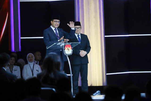Capres dan Cawapres nomor urut 01 Anies Baswedan dan Muhaimin Iskandar saat Debat Kelima Pilpres 2024 di Jakarta Convention Centre (JCC), Jakarta, Minggu (4/2/2024). Foto: Iqbal Firdaus/kumparan