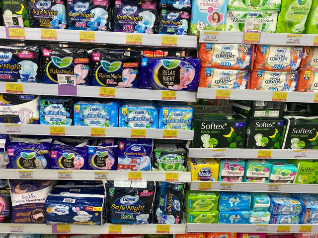Ragam jenis pembalut di minimarket. Foto pribadi.