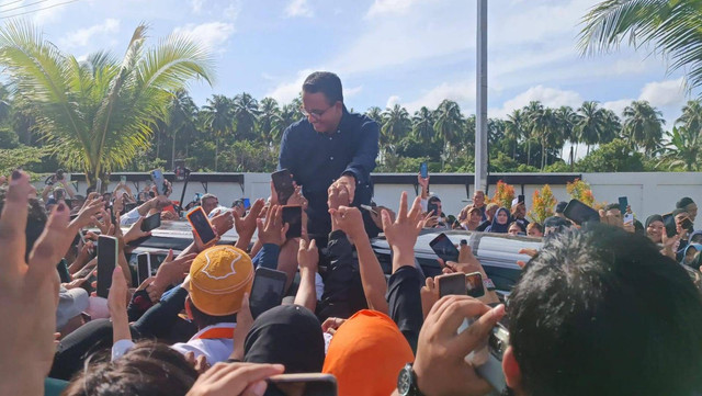 Capres nomor urut 01 Anies Baswedan disambut massa pendukung di Kantor NasDem Sulut, Senin (5/2/2024). Foto: Annisa Thahira Madina/kumparan