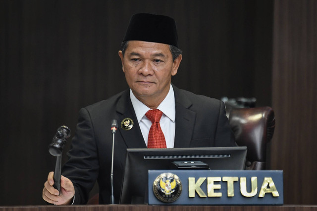 Ketua DKPP Heddy Lugito membacakan vonis terhadap Ketua KPU Hasyim Asy'ari terkait penerimaan pendaftaran Gibran Rakabuming Raka sebagai Bakal Calon Wakil Presiden dalam sidang putusan di DKPP, Jakarta, Senin (5/2/2024). Foto: Aditya Pradana Putra/ANTARA FOTO