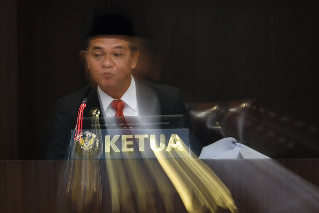 Ketua DKPP Heddy Lugito membacakan vonis terhadap Ketua KPU Hasyim Asy'ari terkait penerimaan pendaftaran Gibran Rakabuming Raka sebagai Bakal Calon Wakil Presiden dalam sidang putusan di DKPP, Jakarta, Senin (5/2/2024). Foto: Aditya Pradana Putra/ANTARA FOTO