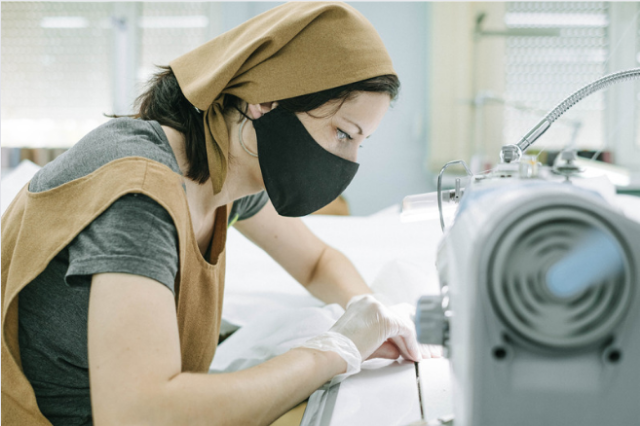 Ilustrasi proses pembuatan cetak saring. Sumber foto: pexels/Ivan Samkov