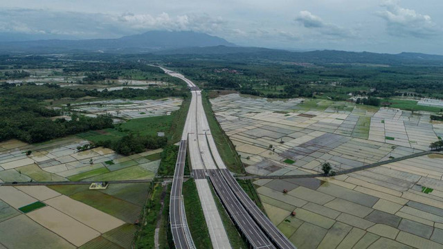 Foto udara Tol Cisumdawu dari Kabupaten Majalengka, Jawa Barat, Kamis (13/4/2023). Foto: Aditia Noviansyah/kumparan