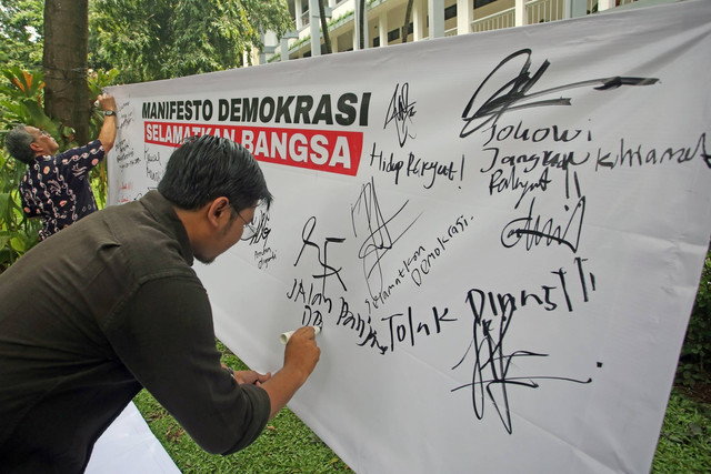 Civitas Academica dan Alumni UIN Syarif Hidayatullah Ciputat membacakan Seruan Ciputat saat Deklarasi Alumni dan Civitas Academica UIN Syarief Hidayatullah Jakarta atas penyelenggaraan pemerintahan dan Pemilu 2024, Senin (5/2/2024). Foto: Muhammad Iqbal/ANTARA FOTO