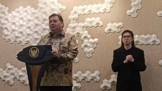 Menko Perekonomian Airlangga Hartarto dalam konferensi pers di kantornya, Senin (5/2/2024). Foto: Ave Airiza Gunanto/kumparan