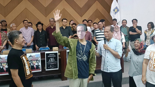Presiden Joko Widodo dinobatkan sebagai "Bapak Politik Dinasti Indonesia" oleh Forum Cik Di Tiro, Senin (5/2/2024). Foto: Arfiansyah Panji Purnandaru/kumparan