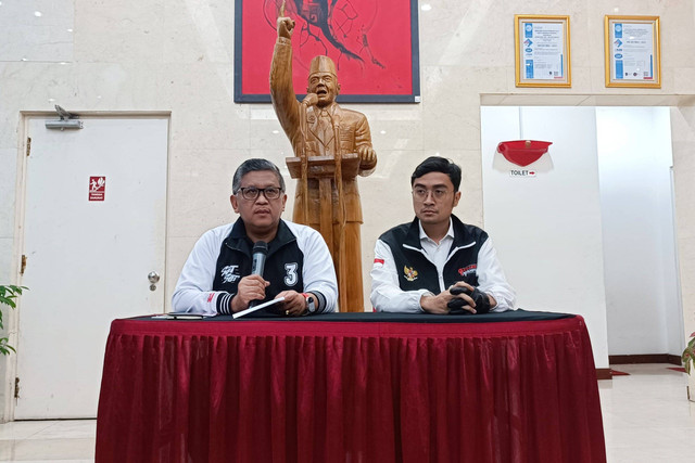 Konferensi pers oleh Sekjen PDIP Hasto Kristiyanto dan Jubir TPN Aryo Seno Bagaskoro di DPP PDIP, Menteng, Jakpus, Senin (5/2/2024). Foto: Thomas Bosco/kumparan