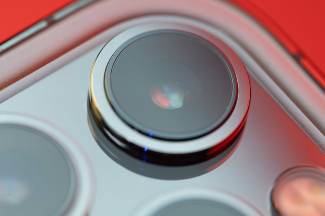 Ilustrasi kamera belakang iPhone. Foto: unsplash 