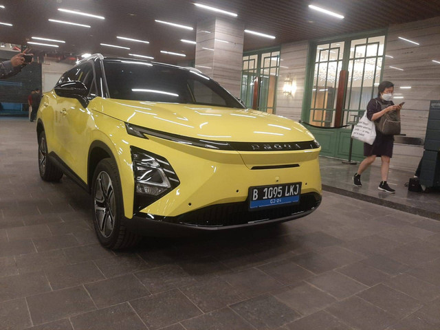 Mobil listrik Chery Omoda E5 kuning milik Menteri Koordinator Perekonomian Airlangga Hartarto di Jakarta (5/2/2024). Foto: Aditya Pratama Niagara/kumparan