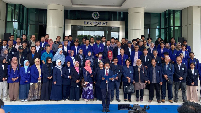 Civitas academica Universitas Negeri Malang (UM) mengeluarkan pernyataan sikap keprihatinan terhadap pemerintahan Presiden Jokowi di depan Gedung Rektorat UM, Senin (5/2/2024). Foto: Dok. Istimewa