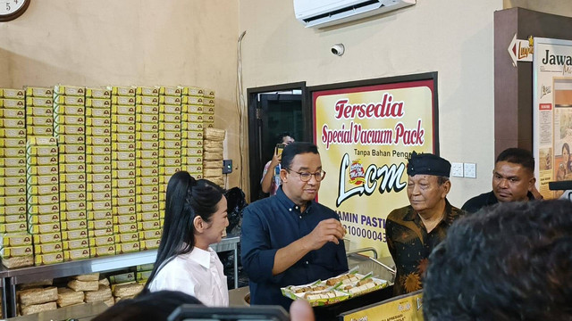 Capres nomor urut 1, Anies Baswedan, berkunjung ke Lumpia Cik Me Me, Semarang, Jawa Tengah, Senin (5/2/2024). Foto: Fadhil Pramudya/kumparan