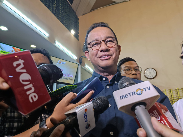 Capres nomor urut 01, Anies Baswedan, saat ditemui wartawan usai berkunjung ke Lumpia Cik Me Me, Semarang, Jawa Tengah, Senin (5/2/2024). Foto: Fadhil Pramudya/kumparan