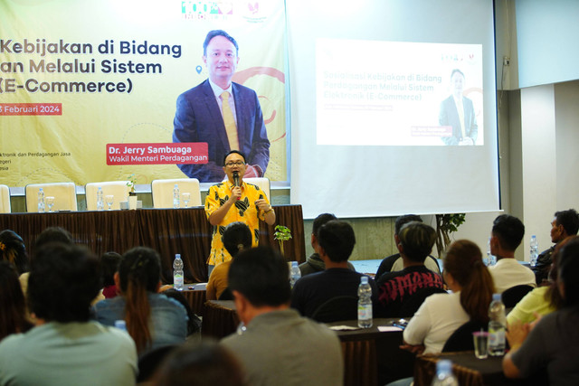 Wakil Menteri Perdagangan Jerry Sambuaga menghadiri Sosialisasi Kebijakan di Bidang Perdagangan Sistem Elektronik (E-Commerce) di Kabupaten Minahasa Selatan, Sulawesi Utara, Sabtu (3/2/2024). Foto: Kemendag