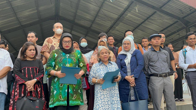 Sejumlah guru besar dan alumni Universitas Sumatera Utara (USU) bacakan petisi terkait situasi politik pada Senin (5/2/2024). Foto: Tri Vosa/kumparan