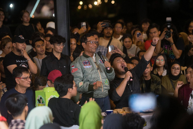 Calon wakil presiden nomor urut 3 Mahfud MD (tengah) menghadiri kegiatan diskusi Tabrak Prof di Sleman, D.I Yogyakarta, Senin (5/2/2024). Foto: Andreas Fitri Atmoko/Antara Foto