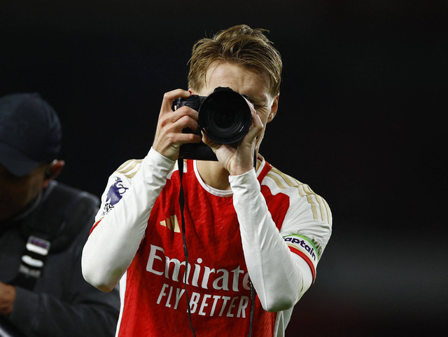 Martin Odegaard menjadi fotografer usai laga Arsenal vs Liverpool di Stadion Emirates dalam laga pekan ke-23 Liga Inggris 2023/24 pada Minggu (4/2) malam WIB.