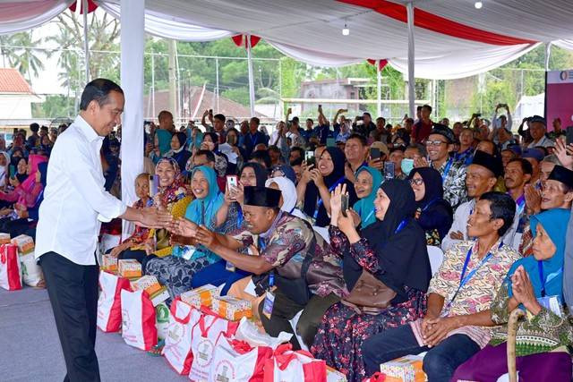 Presiden Jokowi menyerahkan bantuan pangan di Kota Salatiga. Foto: Muchlis Jr/Biro Pers Sekretariat Presiden