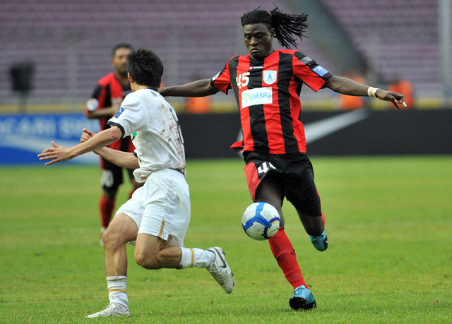 Bio Paulin (kanan) dari Persipura Jayapura Indonesia bersaing dengan bola saat Nozawa (Kiri) Kashima Antlers dari Jepang mencoba membloknya selama pertandingan sepak bola liga juara AFC di Stadion Bung Karno di Jakarta pada 30 Maret 2010. Foto: Adek Berry/AFP