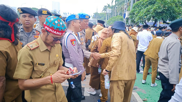 Massa aksi sujud syukur usai Ketua Apdesi Surta Wijaya sebut pemerintah sepakat sahkan UU revisi tentang desa, Senin (6/2/2024). Foto: Thomas Bosco/kumparan