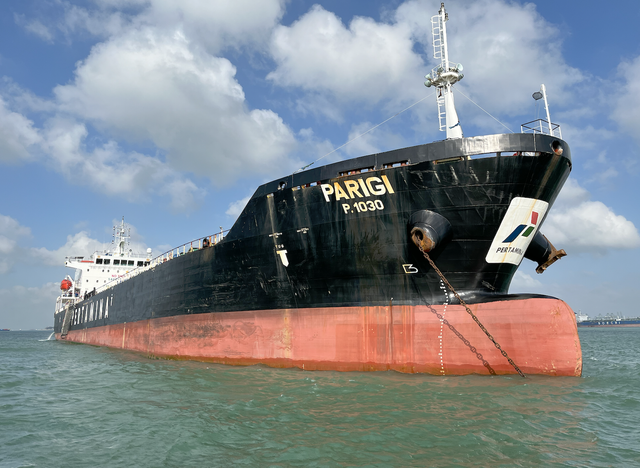 Kapal tanker Parigi milik PT Pertamina International Shipping (PIS) yang berada di lautan Singapura untuk mengangkut BBM ke Indonesia, Sabtu (27/1/2024). Foto: Ema Fitriyani/kumparan
