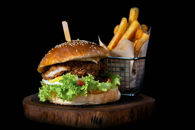 Tempat makan burger di Jogja. Foto hanya ilustrasi, bukan gambar sebenarnya. Sumber: Unsplash/ sk.