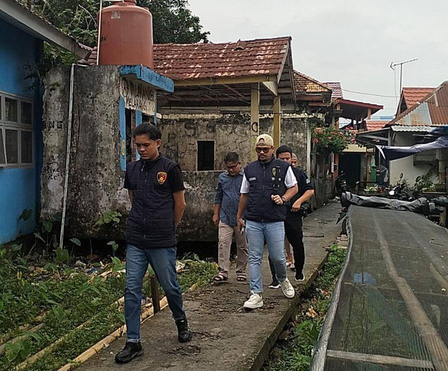 Polisi saat mendatangi rumah korban, Foto : Istimewa