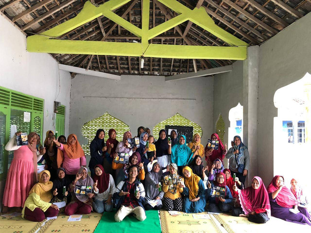 Penyampaian materi Pemanfaatan Limbah kulit jeruk sebagai bahan baku pembutan sabun cuci piring serta pembagian produk sabun cuci piring, Sabtu 03/02/2024
