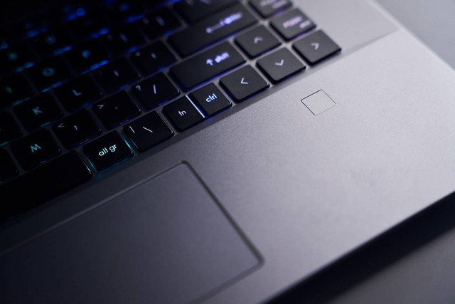 Ilustrasi laptop bisnis dengan fingerprint 2024. Foto: MSI