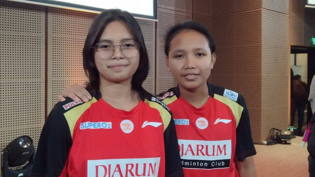 Atlet terbaik PB Djarum 2023, Isyana Syahira Meida dan Rinjani Kwinnara Nastine saat ditemui wartawan di Jakarta pada 6 Februari 2024. Foto: kumparan/Azrumi El Ghazali