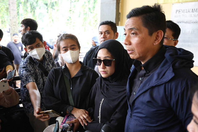 Artis Tamara Tyasmara saat menghadiri autopsi anaknya di TPU Jeruk Purut, Jakarta, Selasa (6/02/2024). Foto: Dok. Agus Apriyanto