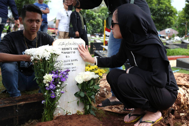 Artis Tamara Tyasmara saat menghadiri autopsi anaknya di TPU Jeruk Purut, Jakarta, Selasa (6/02/2024). Foto: Dok. Agus Apriyanto