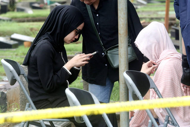 Artis Tamara Tyasmara saat menghadiri autopsi anaknya di TPU Jeruk Purut, Jakarta, Selasa (6/02/2024). Foto: Dok. Agus Apriyanto
